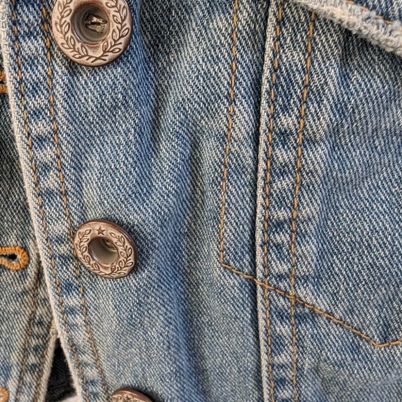 Free People Flower Embroidered Cropped Light Wash Jean Jacket Denim size 0 Daisy - Picture 7 of 9